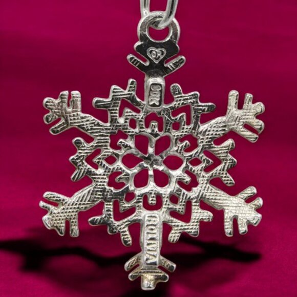 Boliva 10k White Gold Snowflake Necklace